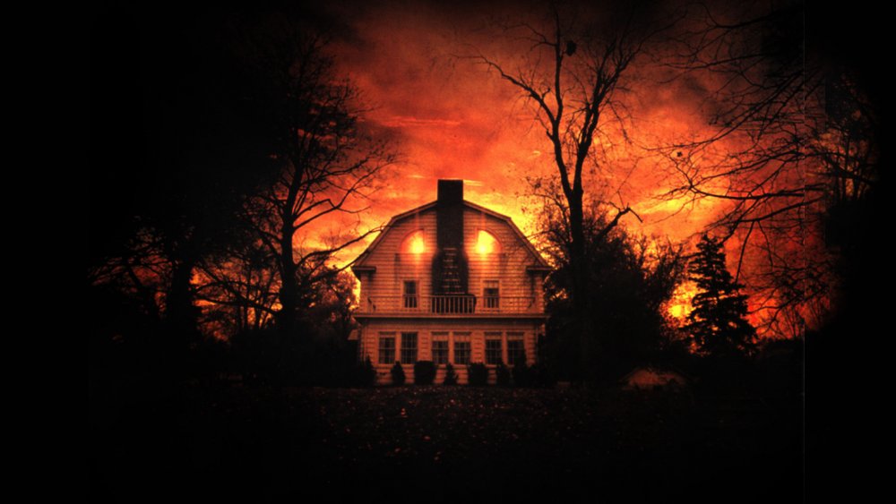 amityville-horror-1979-002-glowing-house