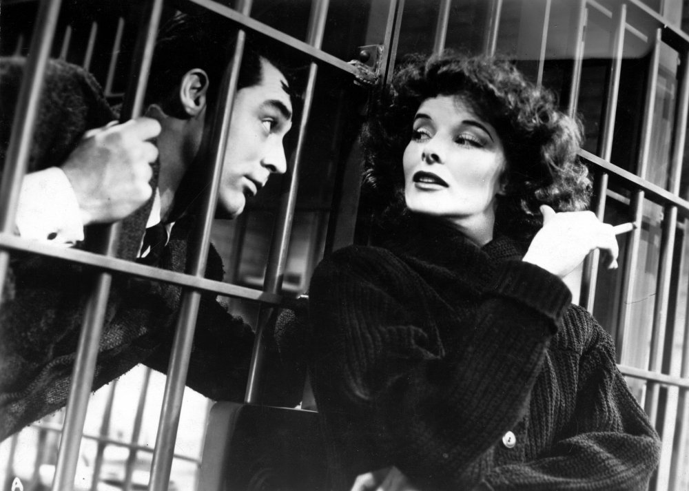 L'univers de la screwball comedy - Page 2 Bringing-up-baby-1938-katharine-hepburn-with-cary-grant-behind-bars-00m-dh5