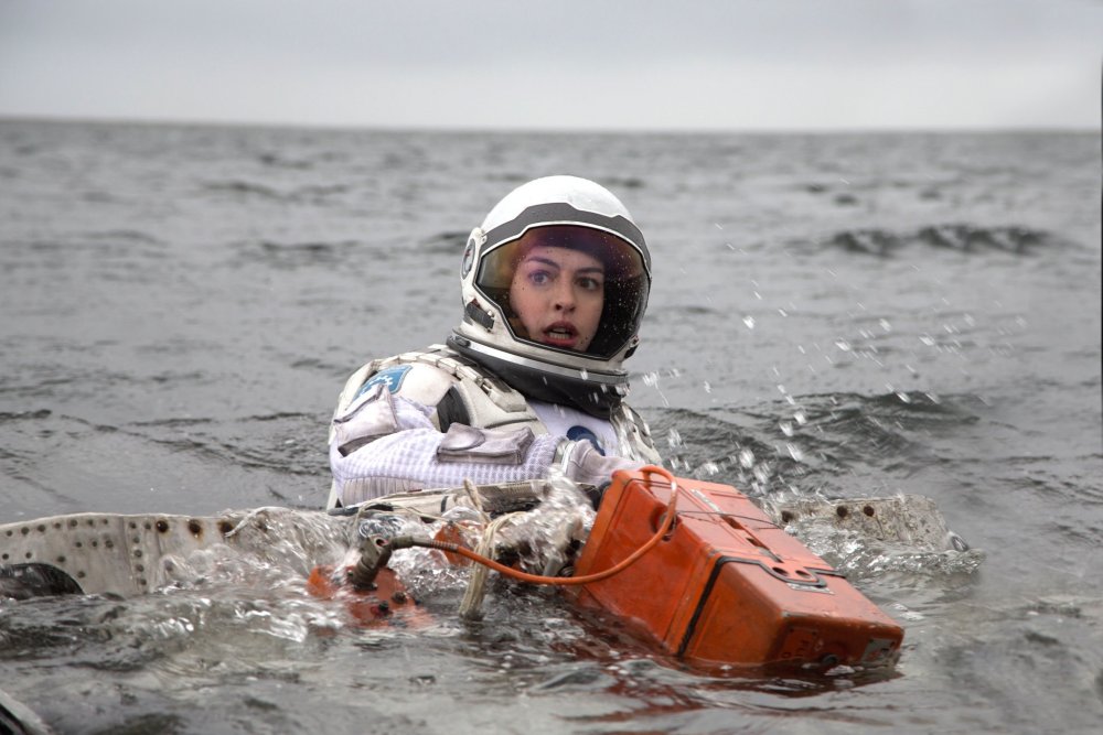  Interstellar (2014)  星际穿越 Interstellar-2014-003-amelia-in-space-suit-in-sea