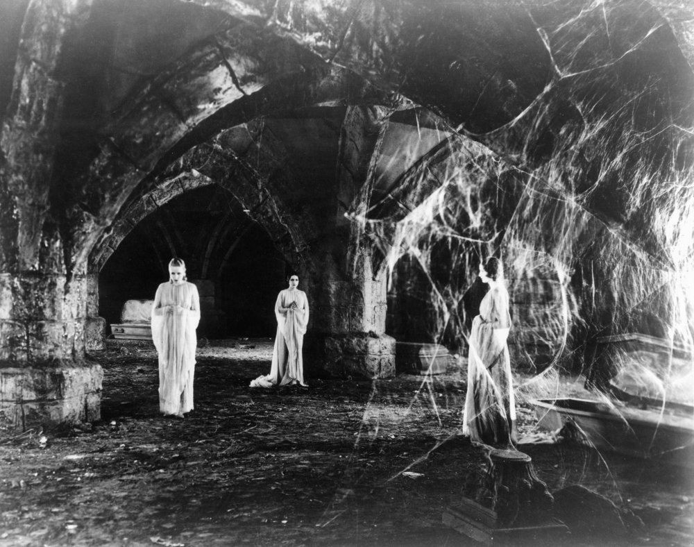 5 Taladros insoportables - Página 2 Dracula-1931-003-women-in-white-under-the-arches-00m-yvj