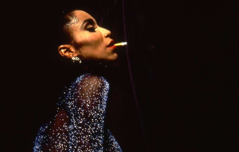 Gelmiş Geçmiş En İyi 30 LGBT Filmi 1 – paris is burning 1990 001 drag queen smoking